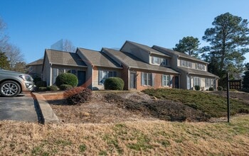 Building Photo - *OFFERING ONE MONTH FREE PROMOTION* 1 Bed / 1 Bath End Unit Townhome In North Durham