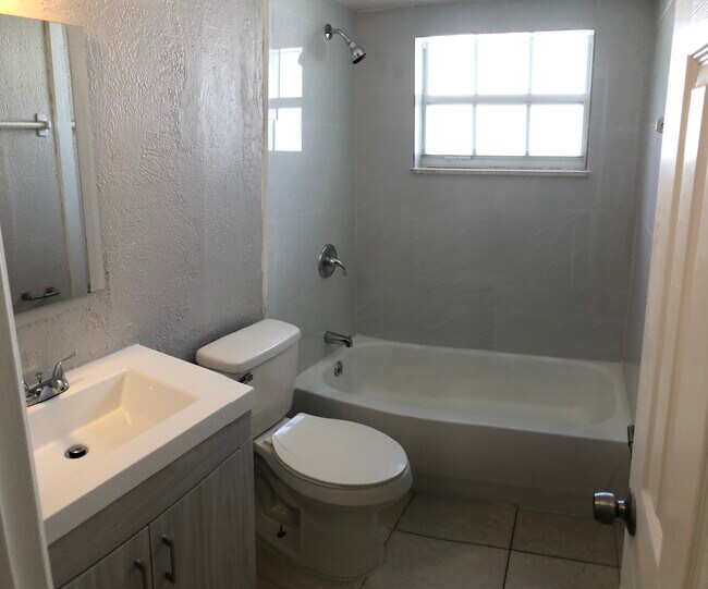 Building Photo - 2822 Central Dr