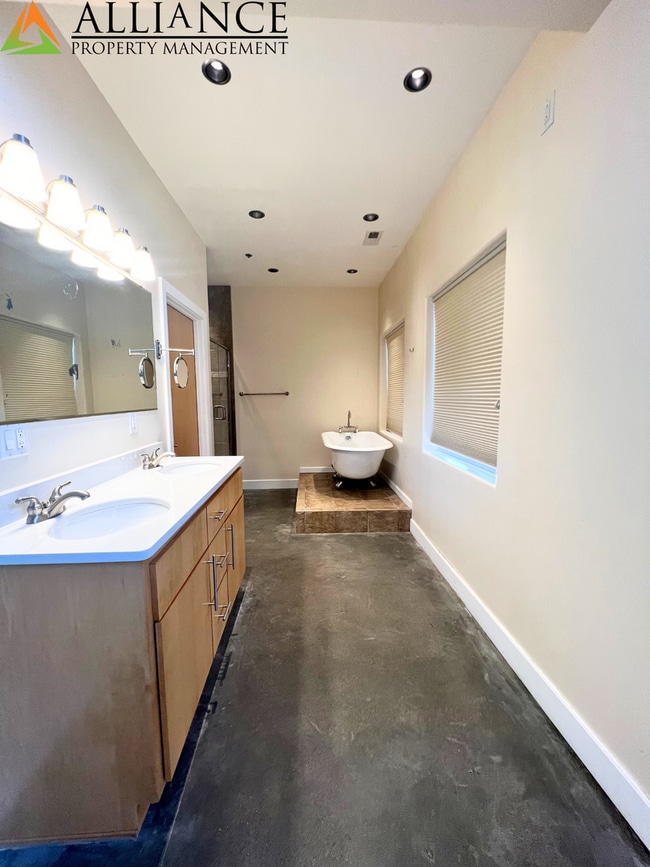 Building Photo - Maintenance Free Living ~ Close to KSU & Aggieville ~ Pet Friendly