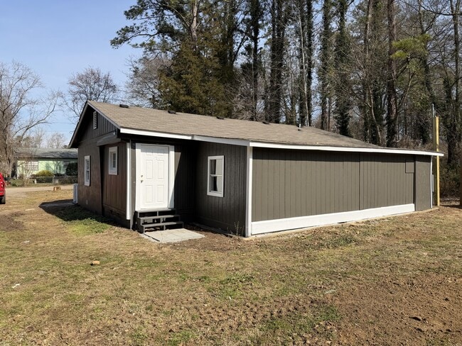 Building Photo - 142 E Forest Dr