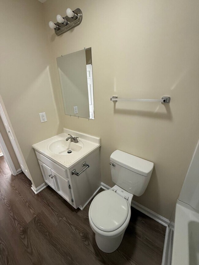 Building Photo - Two bedroom, 1.5 bath apartment home at Ha...