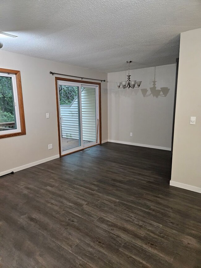 Building Photo - 3 bed, 1.5 bath Gem with large yard off cu...