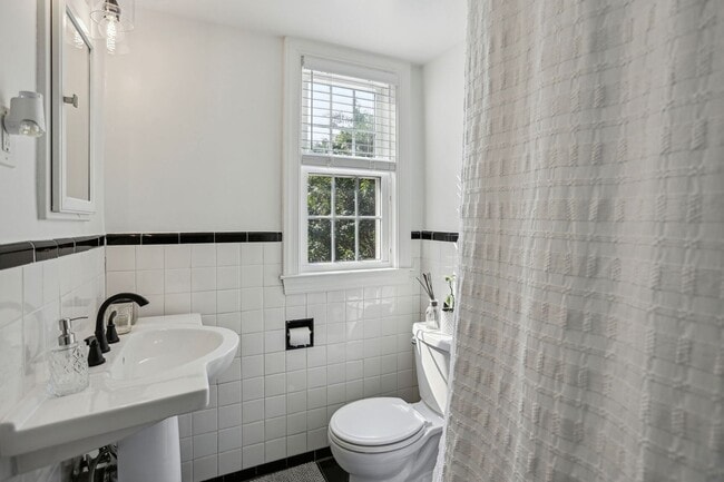 Building Photo - Spacious 2BR/1BA in Rock Creek Gardens!