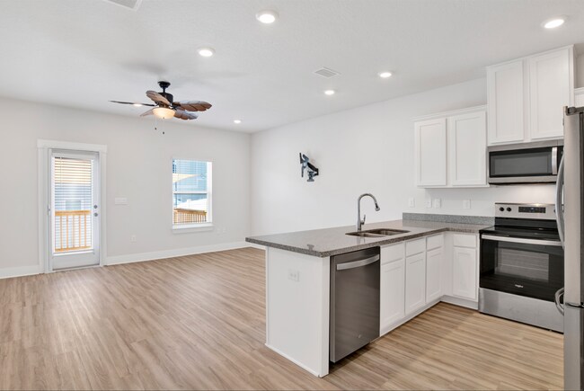 Building Photo - 3 bed gated community home with community ...