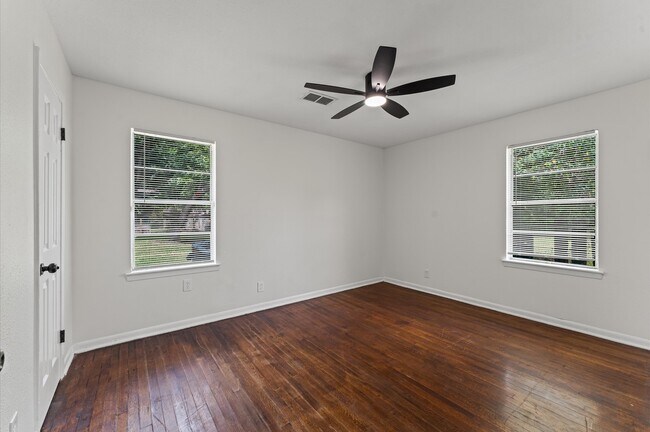 Building Photo - 5535 Lakefield Dr