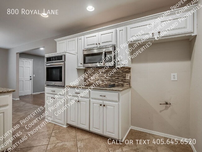 Building Photo - 800 Royal Ln