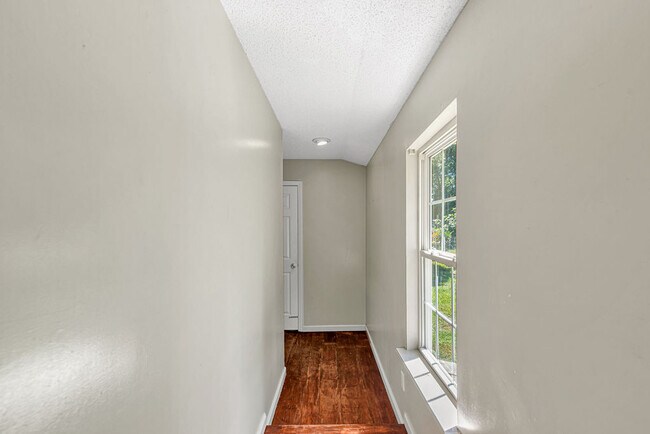 Building Photo - 707 Christine Ave