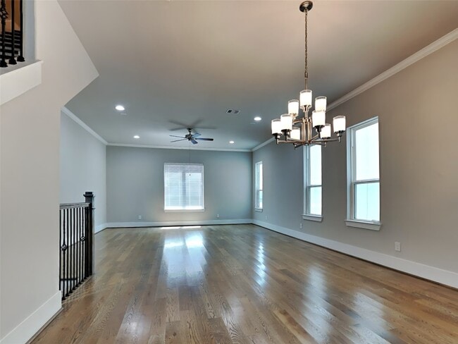 Building Photo - 1313 W 24th St