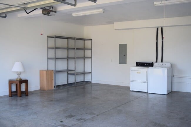 Building Photo - Lake Front 1 Bedroom Apartment - Large Garage & Boat Parking