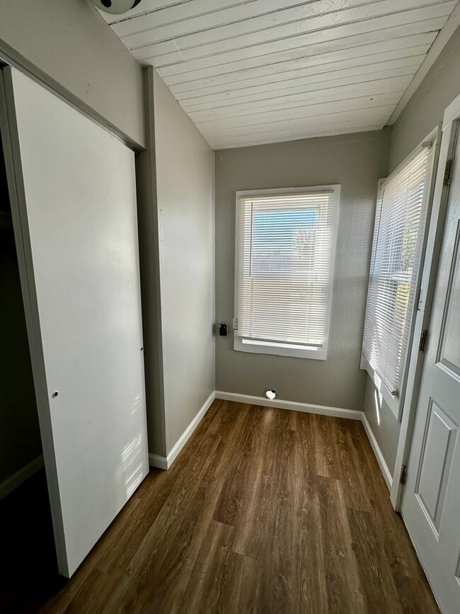 Building Photo - 2 Bedroom House for Rent