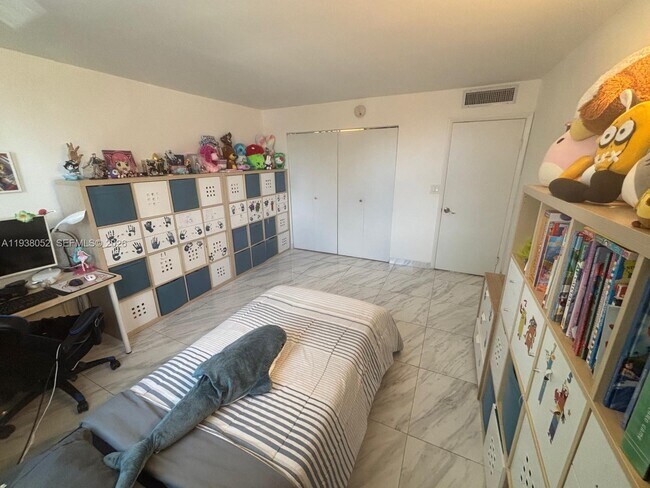 Building Photo - 10101 E Bay Harbor Dr