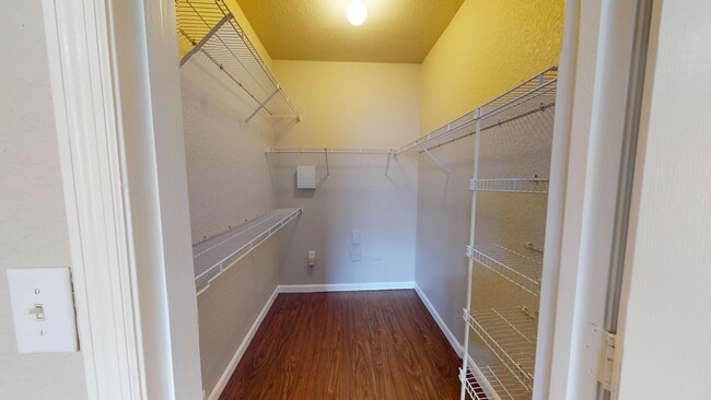 Building Photo - Beautiful 2 bedroom 1 bathrrom condo in Vi...