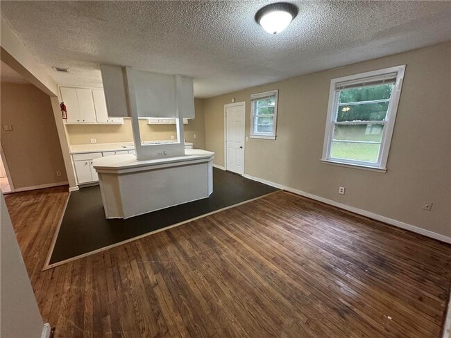 Building Photo - 4670 Rosewood Dr