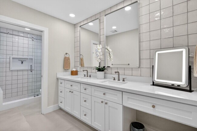 Building Photo - 937 SW 34th Ct