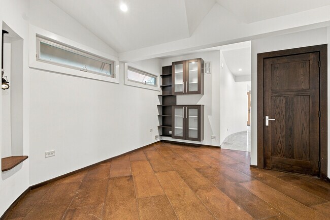 Building Photo - 2334 W Medill Ave