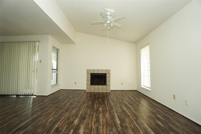 Building Photo - One bedroom condo, leasing now!