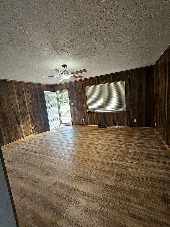 Building Photo - 123 Burbank Dr