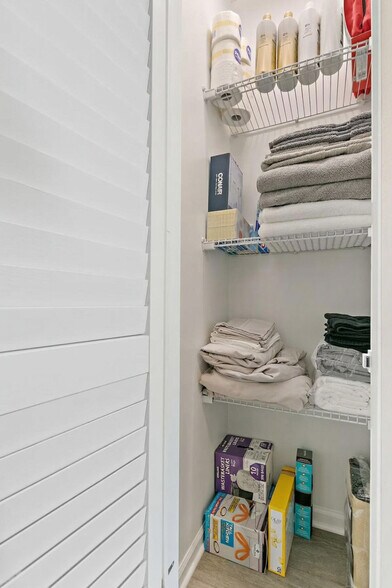 Building Photo - 931 W Glen Flora Ave