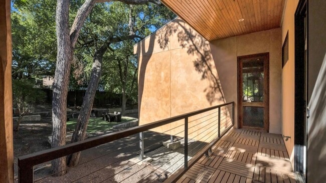 Building Photo - 8635 San Leandro Dr