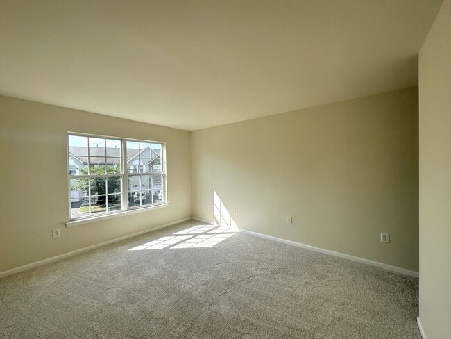 Building Photo - 3 bedrooms, 2.5 bathrooms