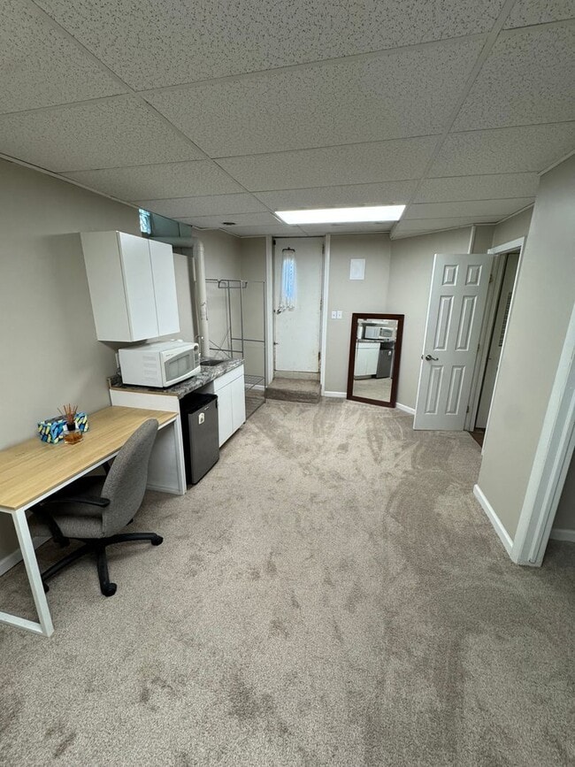 Building Photo - 5 Bedroom 2.5 Bath in Squirrel Hill