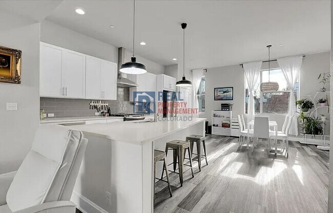 Building Photo - 7040 W Alaska Dr