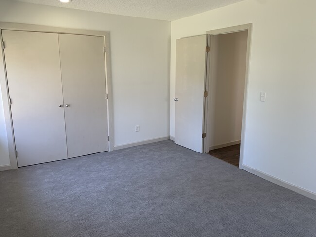 Building Photo - 500 SE Lee Haven Dr