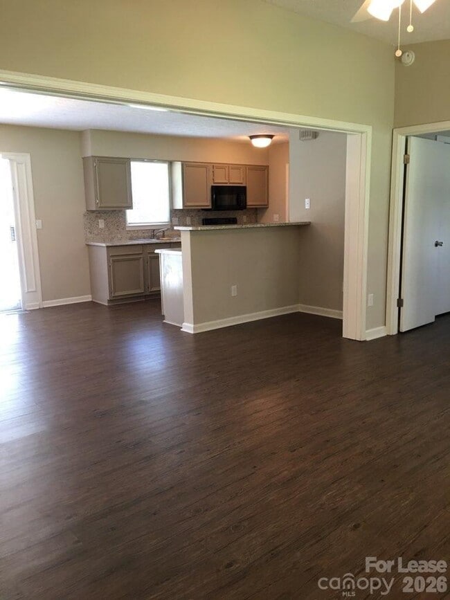 Building Photo - 311 Hillcrest Dr