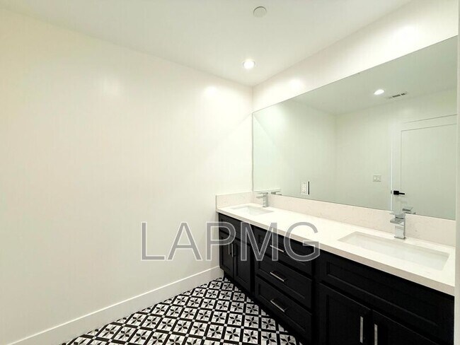 Building Photo - 3414 London St