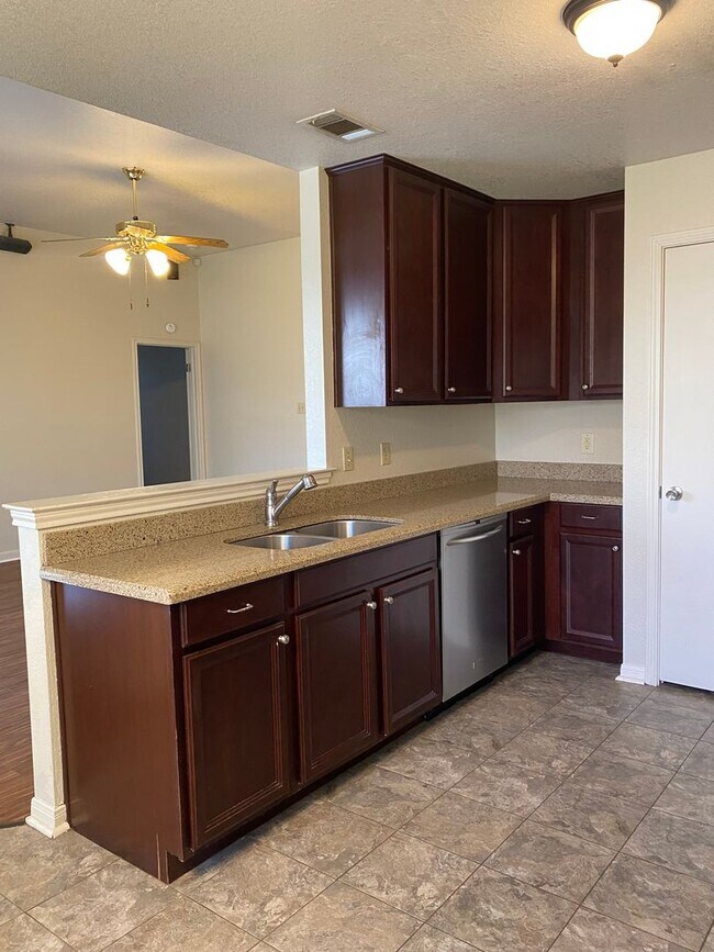 Building Photo - UPDATED 3 BEDROOM, EASY COMMUTE