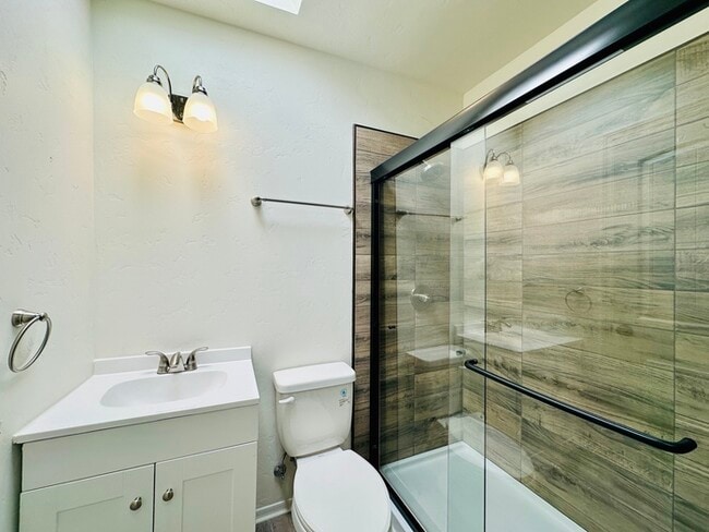 Building Photo - 1/2 Off Holiday Special! Modern Renovated 2 Bedroom! Desired Area Near Downtown with Washer/Dryer...