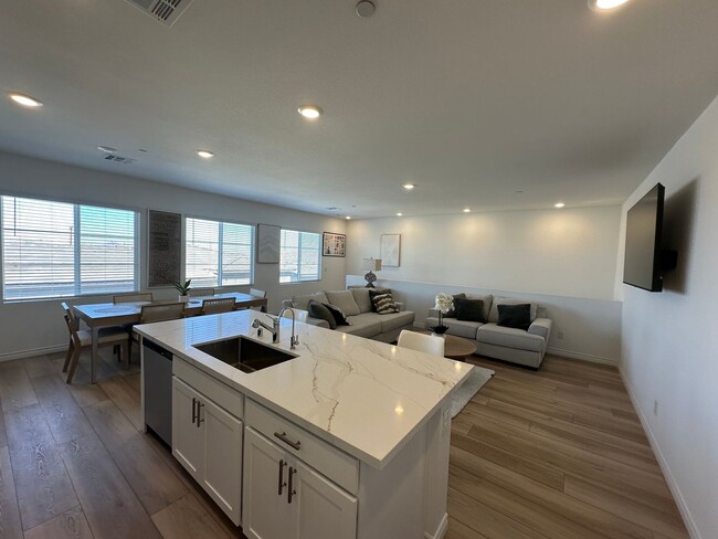 Building Photo - Fully furnished 55+ townhome with attached...