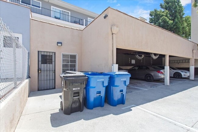 Building Photo - Remodeled 2-Bedroom Apartment Near UCLA wi...
