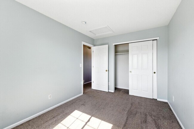 Building Photo - Beautiful, Well-Maintained 4 Bed/4 Bath Ho...