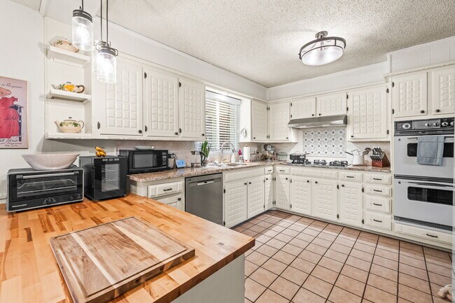 Building Photo - Spacious Home in Southwest Lubbock w/ Office