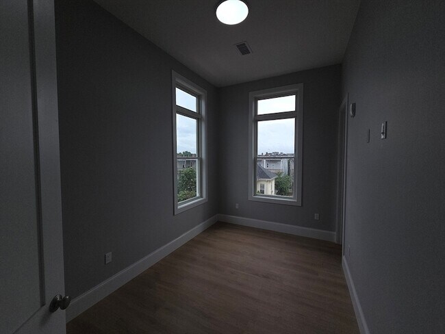 Building Photo - 7 Thornley St