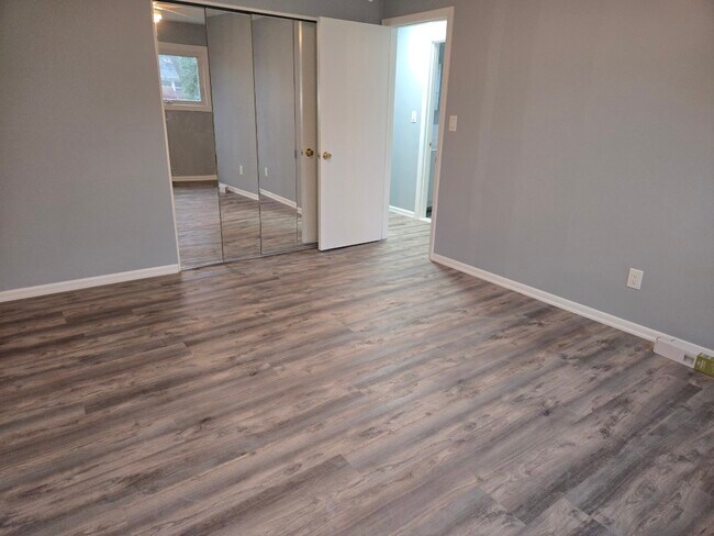 Building Photo - 3105 Linwood Ave