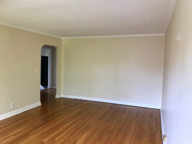 Building Photo - 877 Farmington Ave