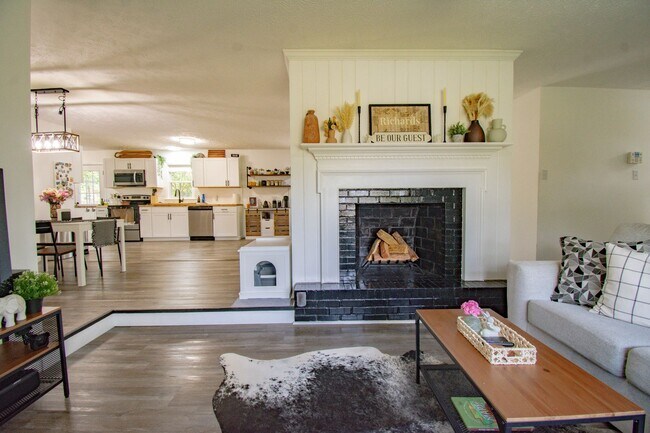 Building Photo - Coming Soon! 4 Bedroom 2 Bathroom Home: Pets Okay!