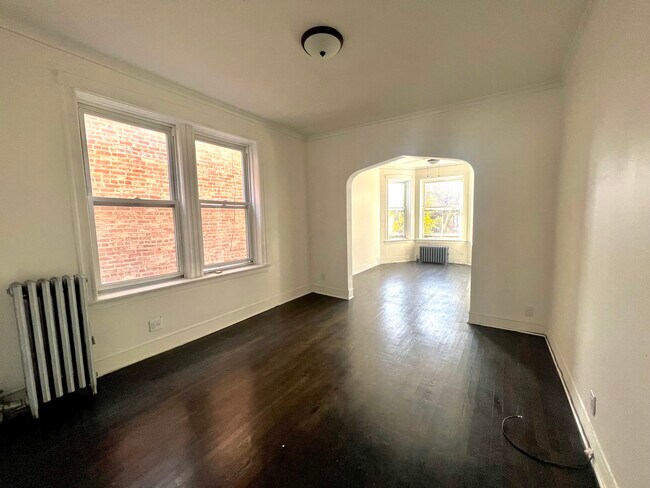 Building Photo - 4143 N McVicker Ave