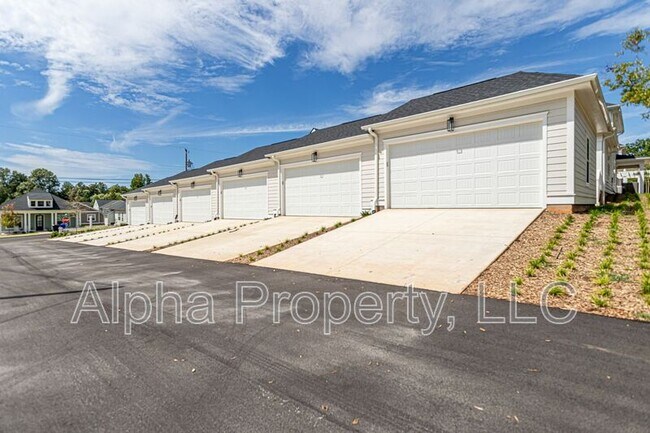 Building Photo - 105 Remount Way