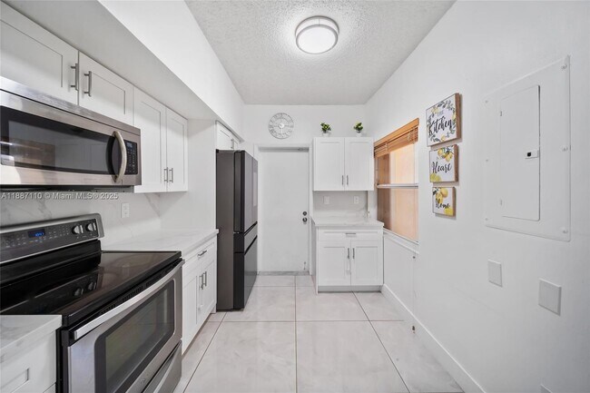 Building Photo - 9883 SW 118th Pl