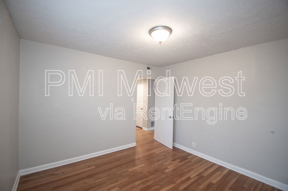 Building Photo - 146 E 19th St