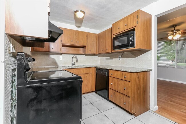 Building Photo - 11823 Dahlia Dr