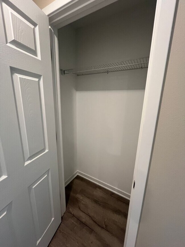 Building Photo - Spacious 4-Bedroom Home in Altoona Neighbo...
