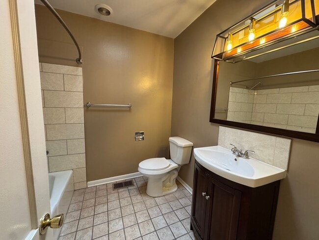 Building Photo - Well Maintained University Home!