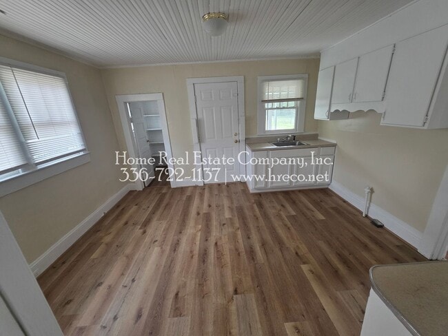 Building Photo - 526 E 17th St