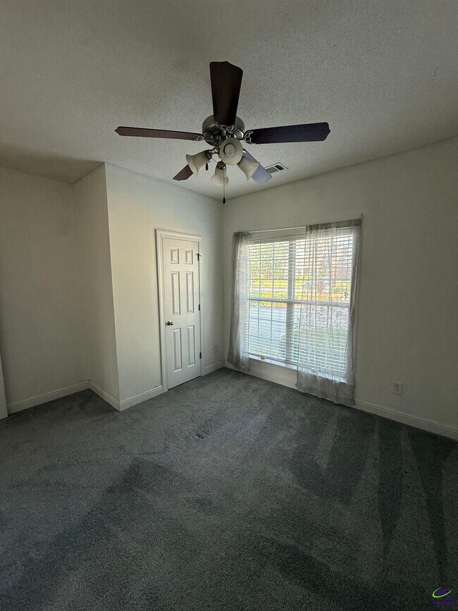 Building Photo - 136 Roseine Dr