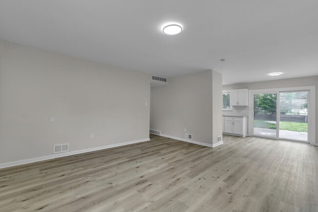 Building Photo - 2331 Deerfield Ct