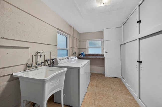 Building Photo - 2750 SE 3rd St